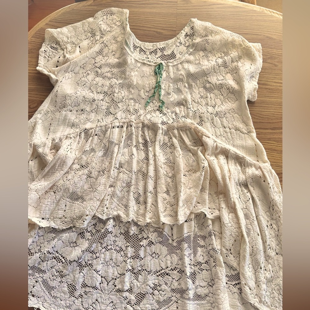 Dreamboat Annie Hi-Lo antique tablecloth lace top. Pit-To-Pit 23”,